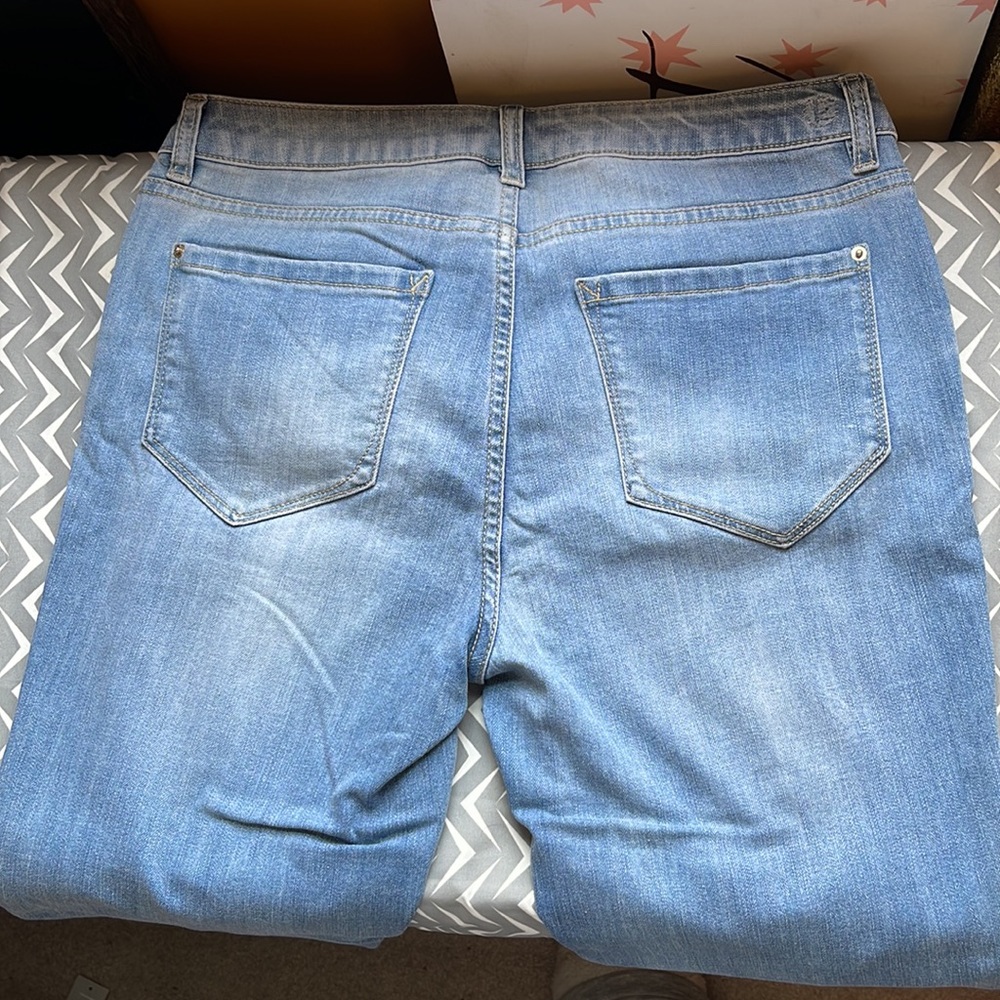 Distressed Mid-Rise Cut Off Jeans By Kensie Jeans 8/29 STRETCHY NWOT - Picture 7 of 14